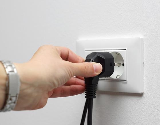 回南天季節(jié)，怎樣避免用電時(shí)因受潮引起的觸電?