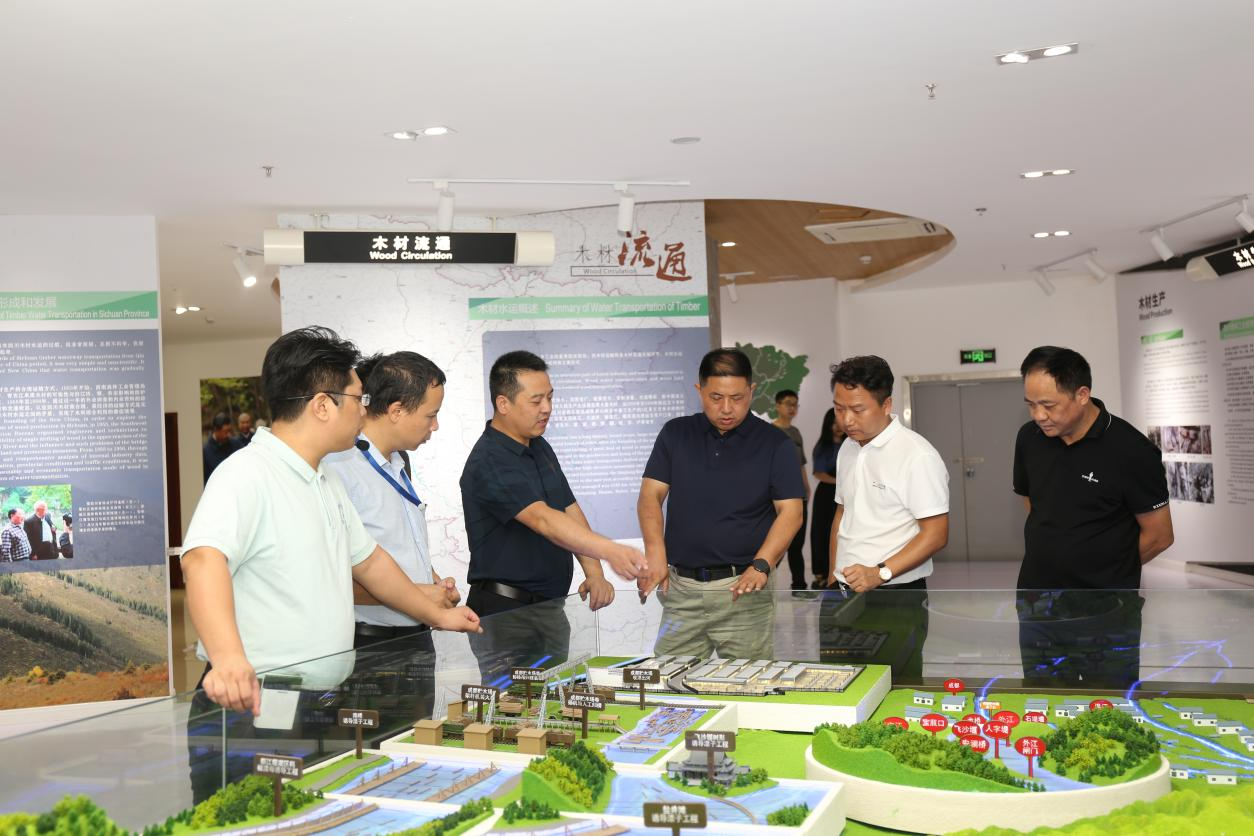 【中心動態(tài)】安徽省六安市葉集經(jīng)濟開發(fā)區(qū)、安徽人造板協(xié)會、合肥工業(yè)大學(xué)領(lǐng)導(dǎo)一行蒞臨我中心參觀交流