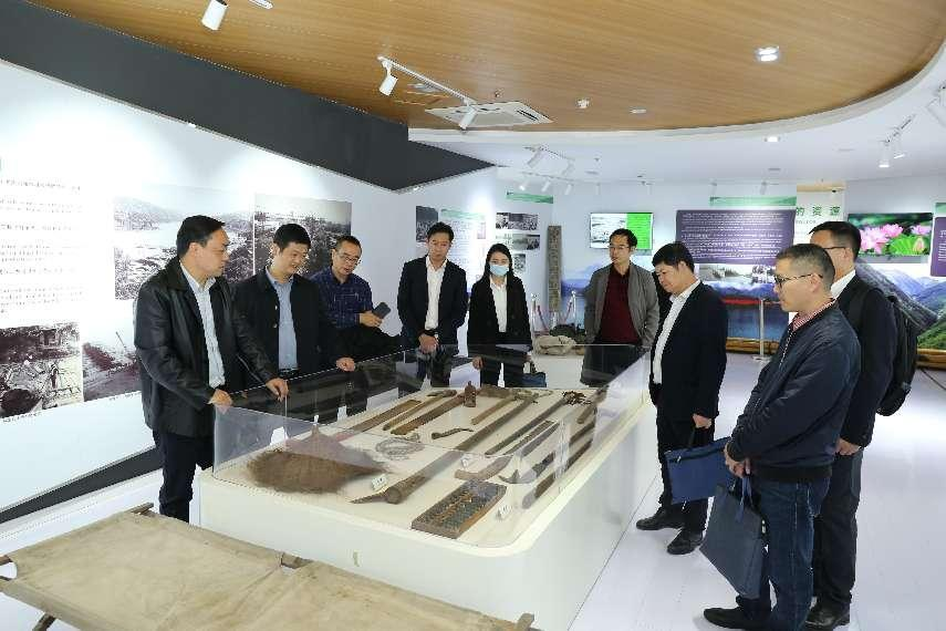 【中心動態】欽州市投資促進局副局長黃直林一行蒞臨青白江國際木材交易中心參觀調研
